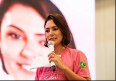 <a href='/modules/news/article.php?storyid=123528'>Michelle Bolsonaro lidera disputa pelo Senado no DF, diz pesquisa</a>